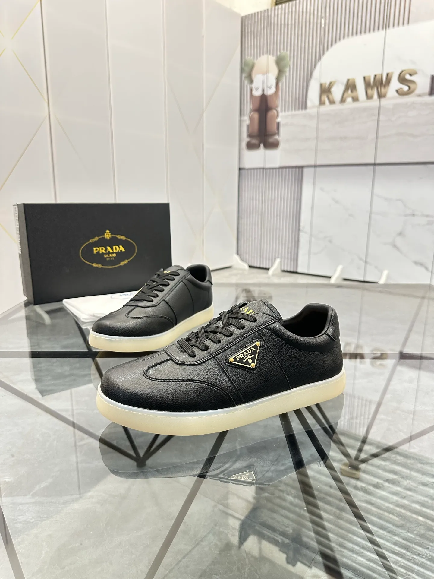 Men's shoes: 💰P400¥ Product trademark: Prada *"Prada*" low-top casual shoes Regular size: 38-44 (can be customized to 45) Product materials: imported cowhide upper, sheepskin lining, original outsole. Number: 020